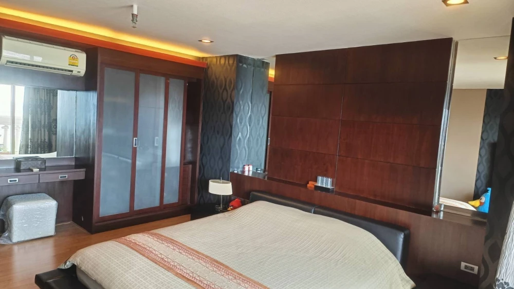 For rent!! State Tower Condominium, 39th floor, beautiful room, fully furnished, ready to move in. Reserve now!!
