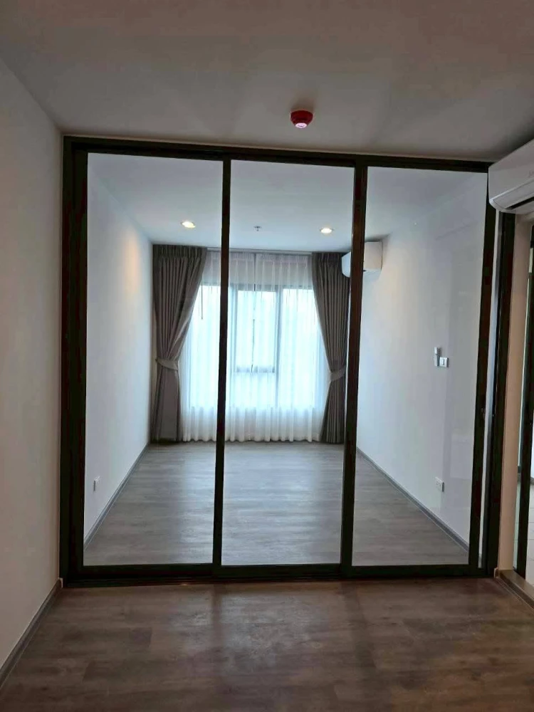 Empty room for rent at Regent Home Condo, Wutthakat, high floor, city view, east side, comes with a special price. Come reserve now, don't delay.