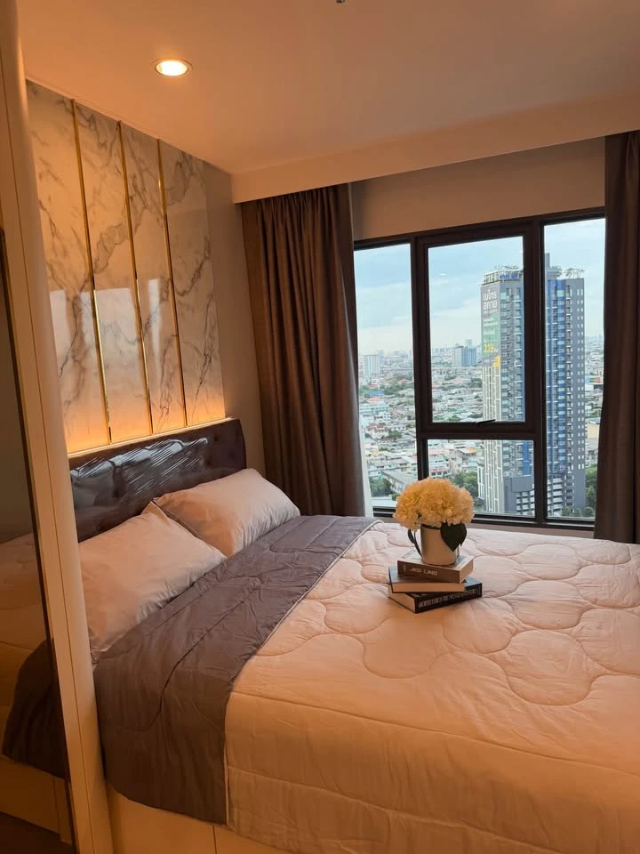 For rent: Luxurious, fully furnished built-in unit at Regent Home Wutthakat Condo, 25th floor, Building A. Beautiful view overlooking the Phra Pathom