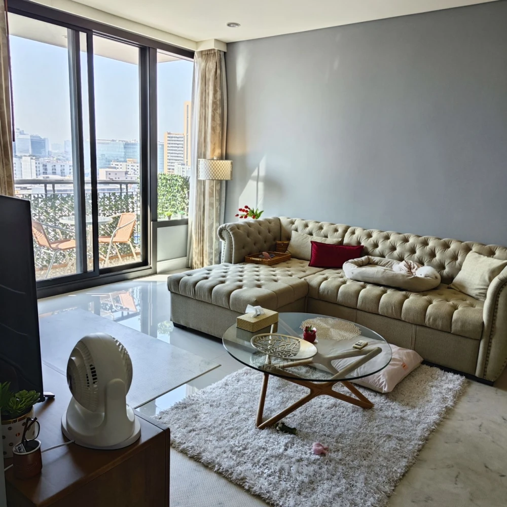 For rent, Aguston Sukhumvit 22, fully furnished room, looks good and stylish with quality furniture, spacious room, interested in booking now.