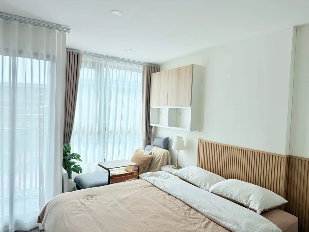 For Rent: Origin Play Sri Udom Station Condo, Pet-Friendly, with built-in furniture and complete set of appliances. Don't miss out!