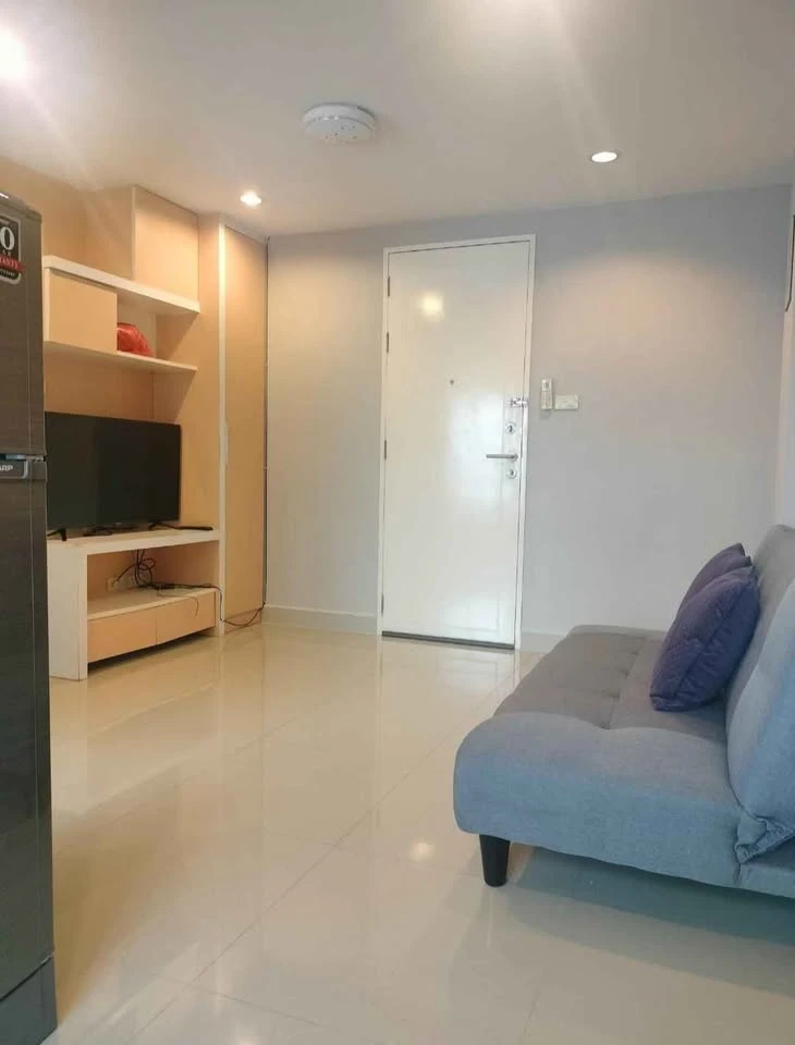 For rent: Anna Condo Bang Phlu. Beautiful room, exactly as advertised. The room is on the 4th floor, facing north, not hot. No buildings blocking the
