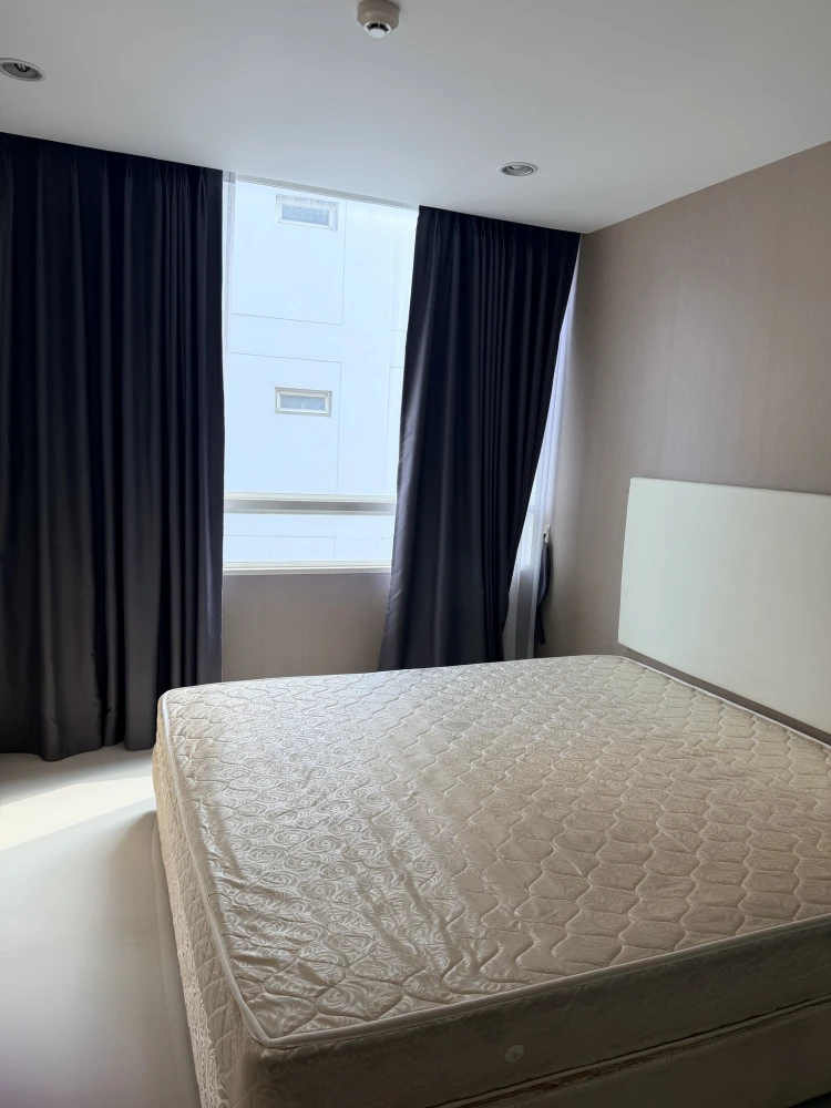 For rent: Element Srinakarin, clearly partitioned rooms, at a special price. Convenient and complete in one place. You don't want to miss this!