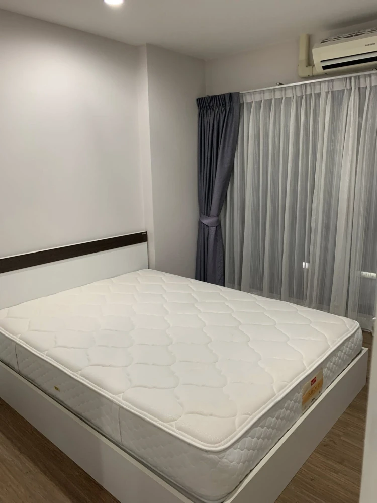 For rent: Hallmark Ngamwongwan, a resort-style condo with plenty of green space, divided into separate rooms, garden side, swimming pool view. Reserve