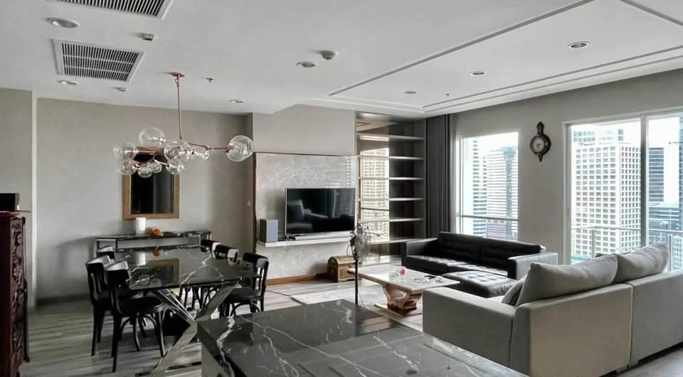 For rent: Centric Sathorn - Saint Louis, spacious and airy room with bright lights all day, beautiful view of Sathorn buildings at night, book first,