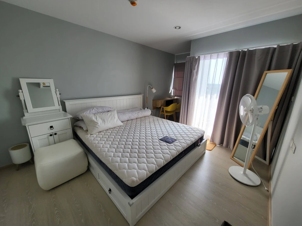 For rent: The Kit Rangsit-Tiwanon, Building B, 8th floor, corner unit. Spacious room facing the street. Don't miss out!