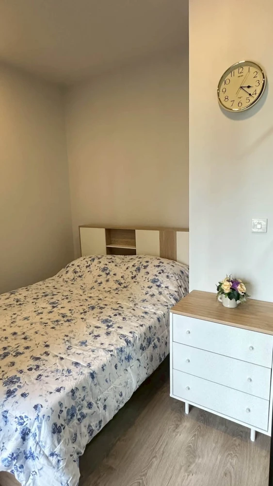 For rent: The Tree Pattanakarn - Ekkamai. Features sliding doors for clear room division and a balcony. Urgent... act fast!