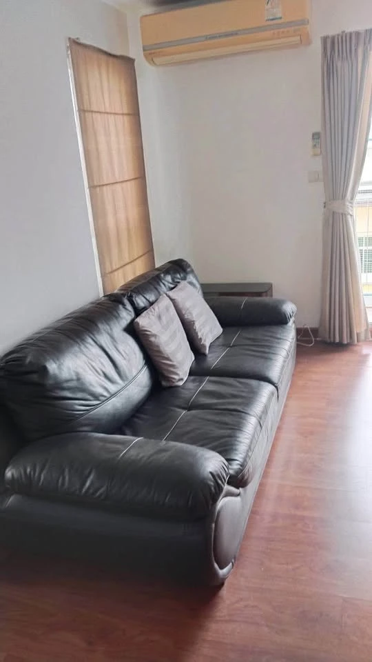 For rent: The Niche Ratchada-Huai Khwang, very spacious room, plenty of usable space, fully furnished, must book.