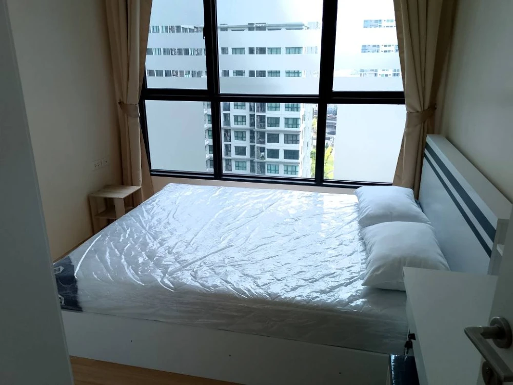 For rent: The Base Chaengwattana, Building A. Unobstructed view (no blockage), overlooking the pool and the BTS Skytrain. Great value! Book now!