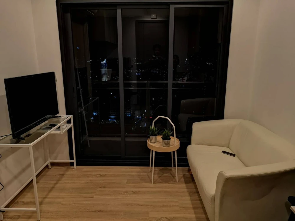 For rent: The Line Phahon-Pradipat, 34th floor, very high, fully furnished, complete with appliances, ready to move in.