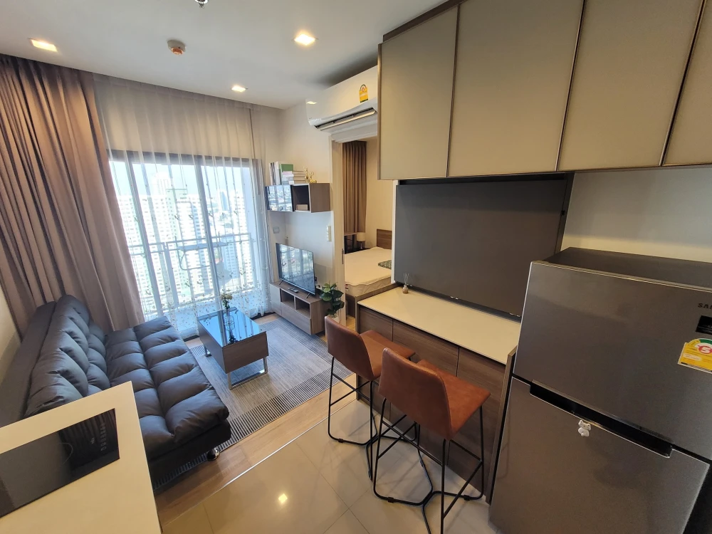 For rent: The Line Phahonyothin-Pradipat, room on the 30th floor, highest floor, fully furnished + appliances, ready to move in.