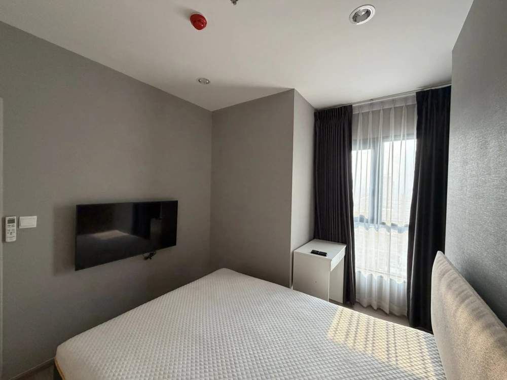 For rent: The Tree Hua Mak Interchange, high floor corner unit with great view, convenient transportation. The room matches the photos exactly. Book n