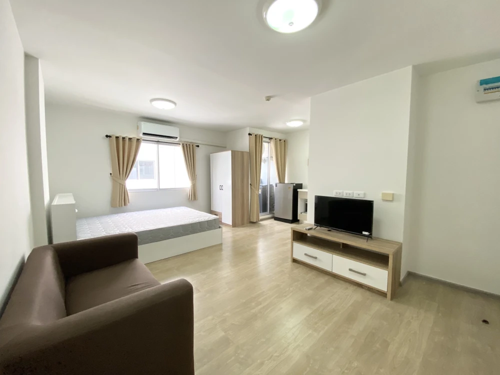 For rent: The Point Condo, Laem Chabang, room size 26.5 sq m, 5th floor, garden view, fully furnished, great value, must book.
