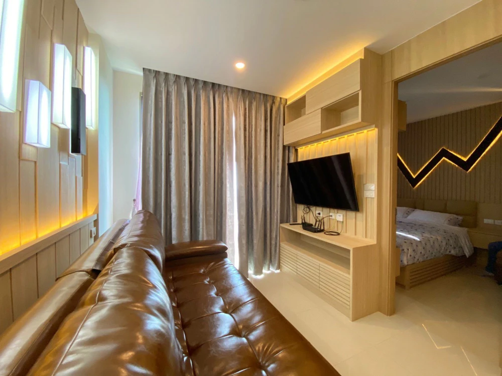 For rent: The Riviera Jomtien Pattaya, very high floor room, sea view, built-in furniture (Japan modern style), must book.