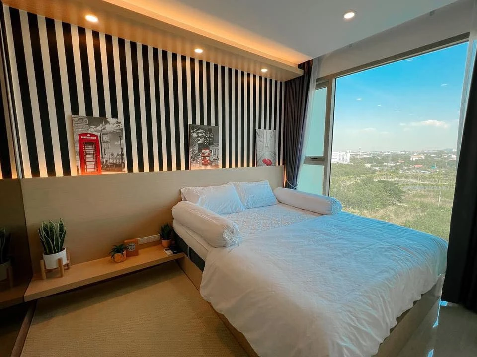 For rent: The Riviera Jomtien Pattaya (Jomtien) City view, 10th floor, beautifully decorated with wallpaper throughout the room. Hurry and book now.