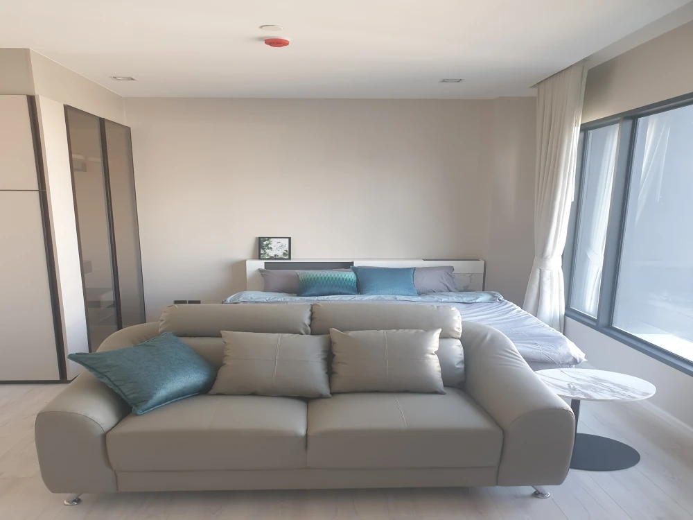 For rent: The Room Phayathai, studio room, 9th floor, comes with amenities. Hurry and reserve now, don't miss out!