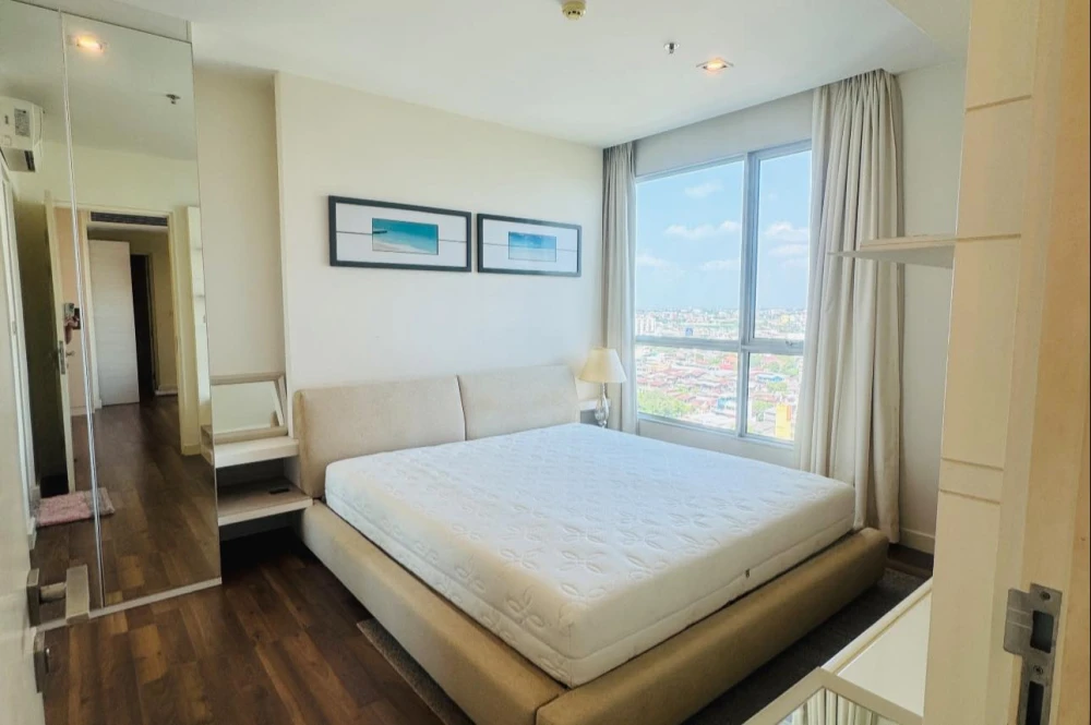 For rent: The Room Sathorn-Taksin, 15th floor, pool view, lots of room space, definitely comfortable, book now before it's gone.