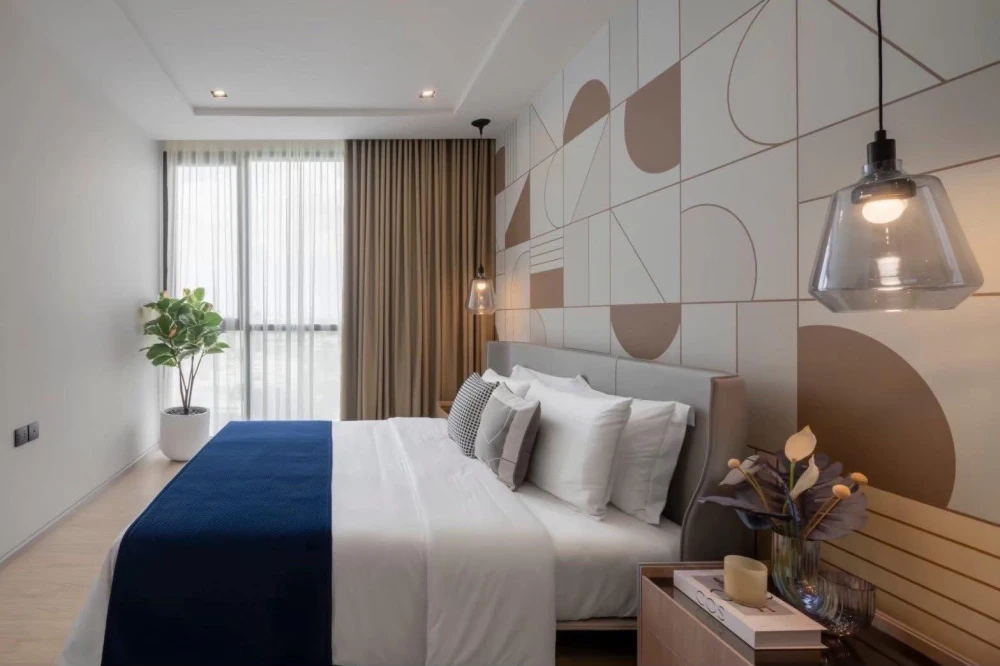 For rent: The Room Sukhumvit 38, 12th floor. Spacious and comfortable room with complete appliances. Don't miss out!