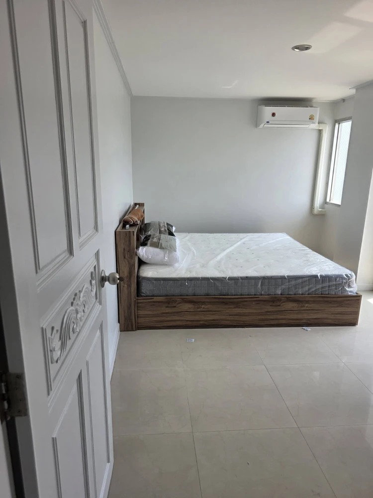 For rent: The Waterford Rama 4. Spacious and comfortable room, fully furnished with complete amenities. Book now!