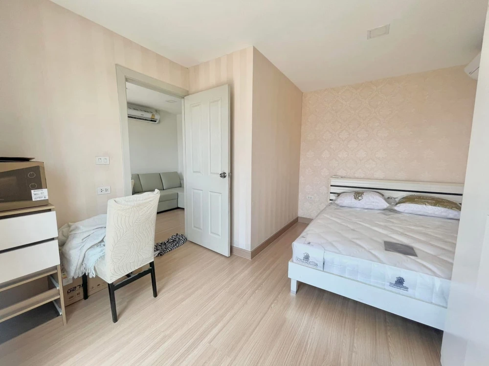 For rent: The One Plus Srinakarin, spacious room, plenty of usable space, long balcony, kitchen to bedroom, very attractive.