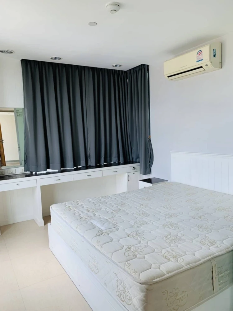 For rent: The Station Sathorn Bangrak, high floor unit, fully furnished, spacious room. Book now!