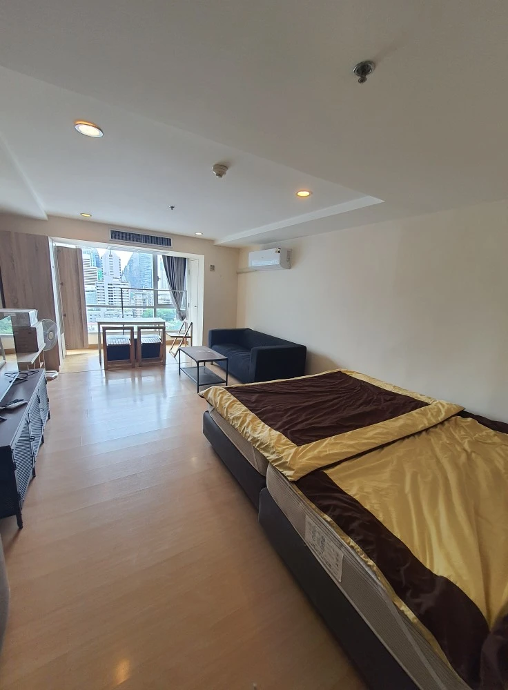 For rent: The Trendy Condominium, studio room, size 35 sq m., with a large bed, very comfortable to sleep in, very worth booking.