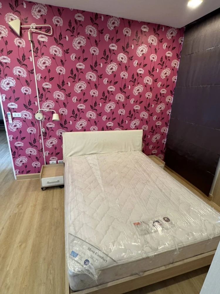 For rent: The Coast Bangkok Sukhumvit-Bangna, 2 bedrooms, 2 bathrooms, Building A, very high floor, decorated with awesome wallpaper. Don't miss it.