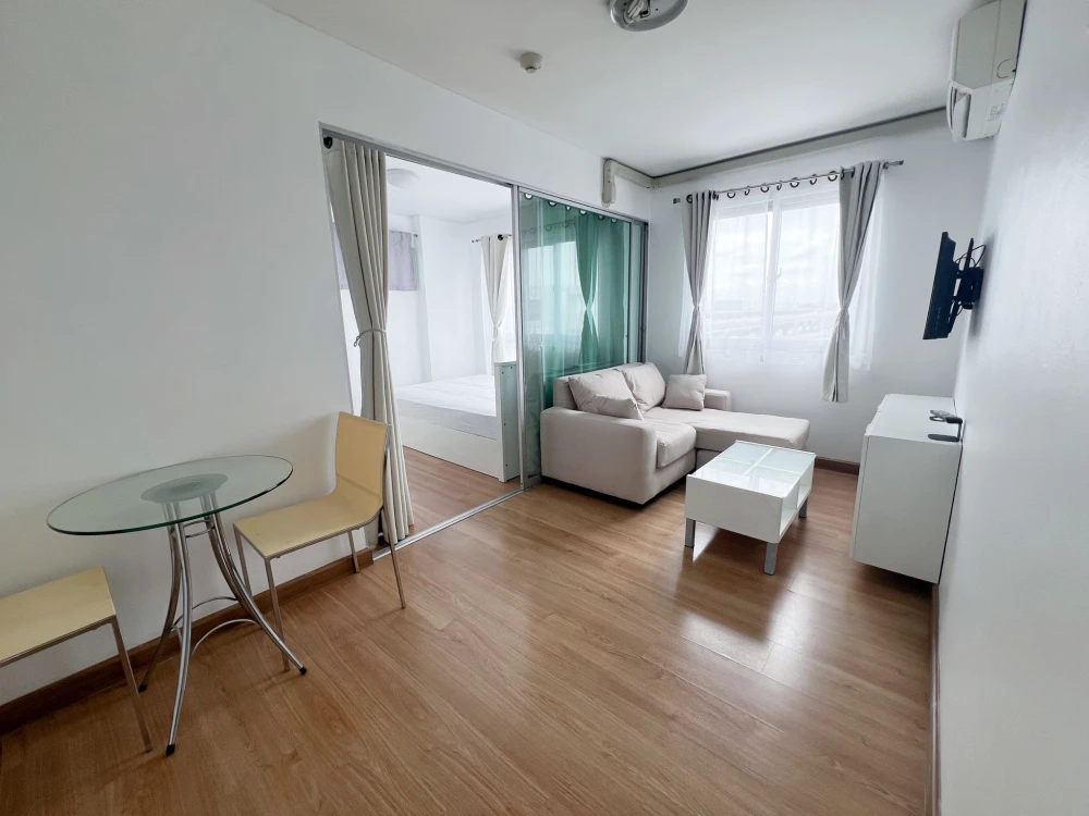 For rent, Den Vibhavadi, corner room, very quiet, perfect for relaxation. Ready, don't wait, book now.