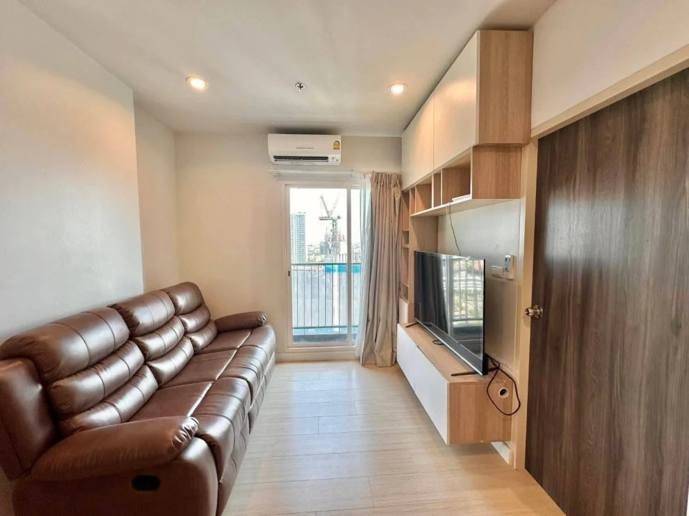 For rent: Metro Sky Wutthakat, very large unit, 3 bedrooms, 2 bathrooms, fully furnished and equipped with appliances.