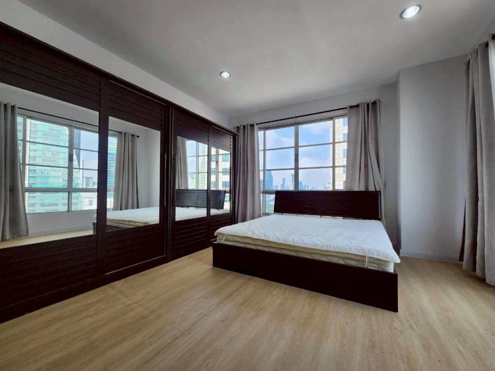 For rent: AP City Smart Sukhumvit 18, large penthouse, 180 sq.m., fully furnished, expansive views, ideal for families or those seeking convenience.