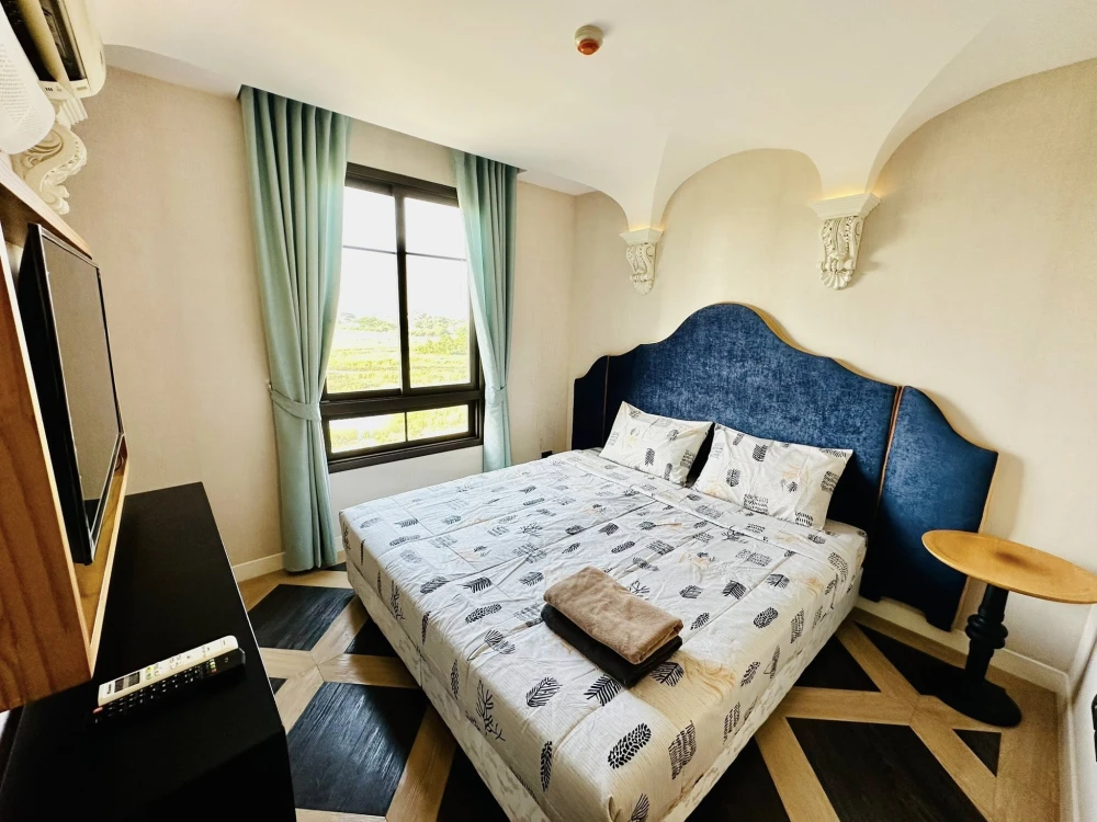 For rent: Espana Condo Resort Pattaya (Jomtien), spacious room, city view, fully furnished with electrical appliances. Must book.