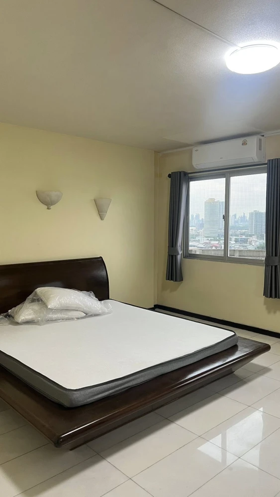 For rent, SV City Rama 3, outside view, very beautiful at night, breezy room, good ventilation, this price is a must-have.
