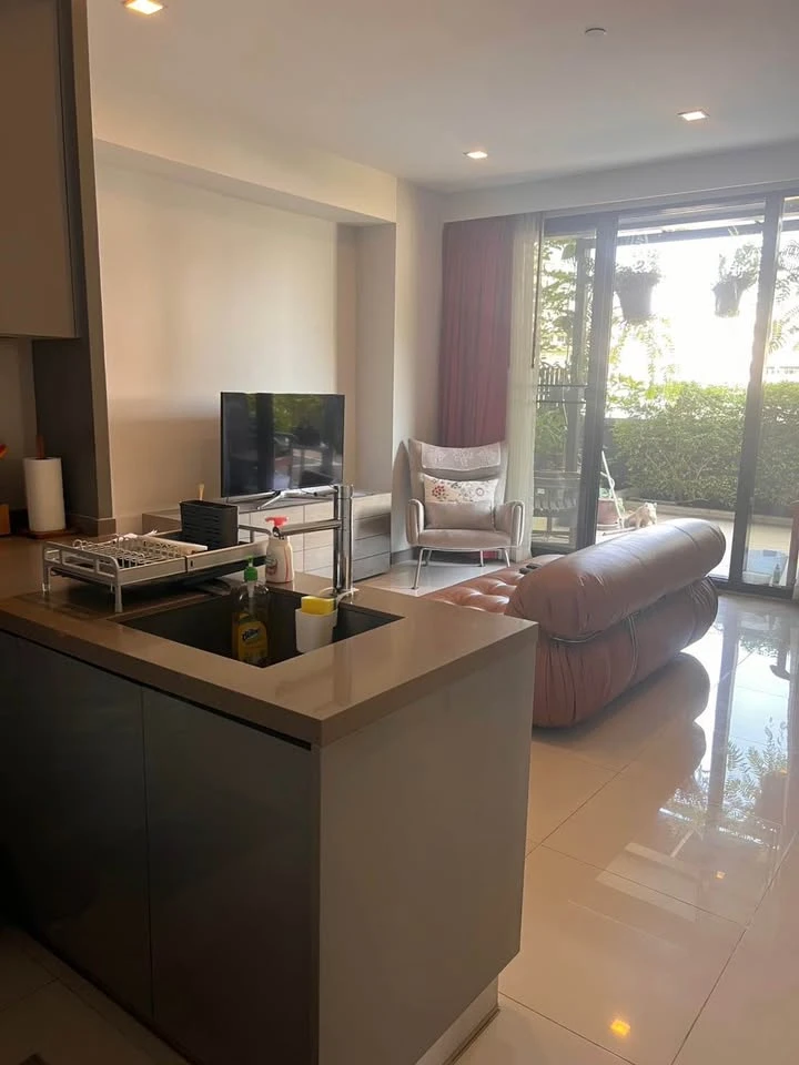 For rent: M Silom, pet-friendly, with a private garden. The unit consists of a 74 sq m apartment and a 76 sq m garden area. Ready to move in!