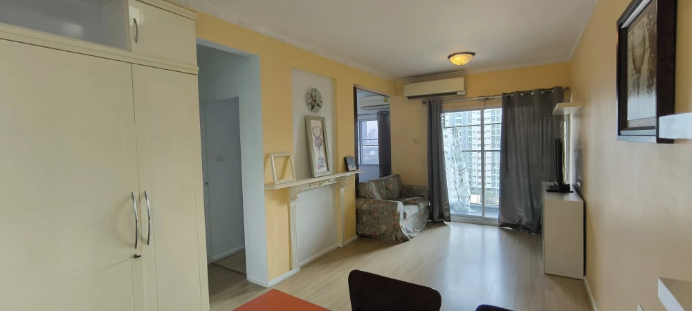 For rent: A Space Asoke-Ratchada, corner room, size 49 sq m, fully furnished, clean room, storage space beside the bed, must book.