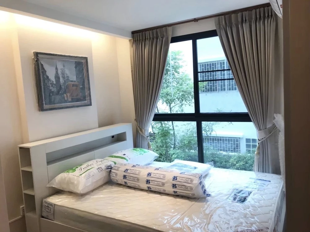 For rent: Grand Condo Wutthakat 53, wallpapered and mosquito screened, fully furnished, ready to move in, near Wutthakat BTS station, convenient trans