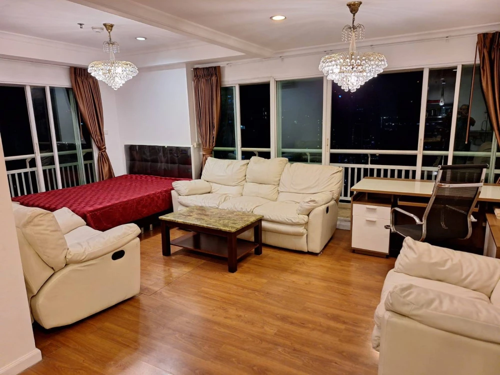 For rent: Grand Park View Asoke, 32nd floor, highest floor, clear view, with balcony on all sides, lots of space in the room, hurry and book before yo