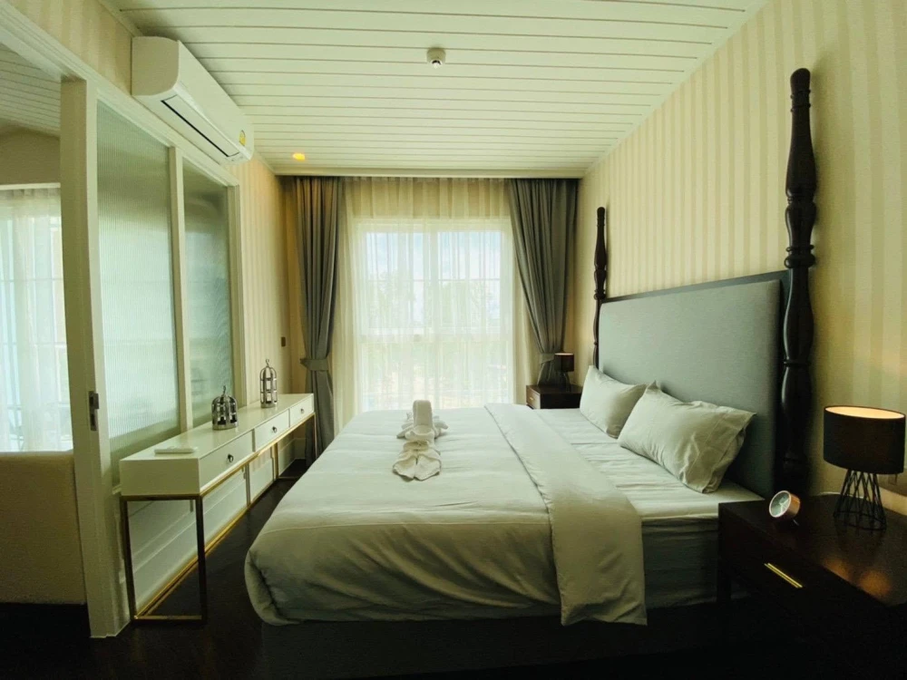 For rent: Grand Florida Beachfront Condo Resort Pattaya. Stunning pool view, spacious room, fully furnished with appliances. Book now!