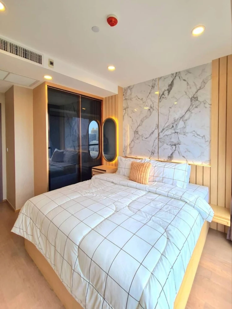 For rent: Ashton Chula Silom. Spacious room with usable space. Fully furnished and ready to move in. Hurry and reserve now. Don't miss out!
