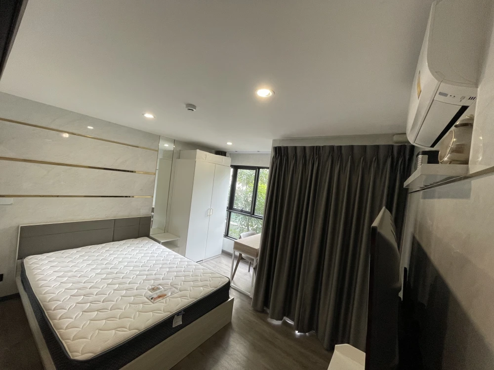 For rent: Asher Prive Suthisan, beautifully decorated room in luxury style, white and gold throughout the room, ready to move in, fully furnished.