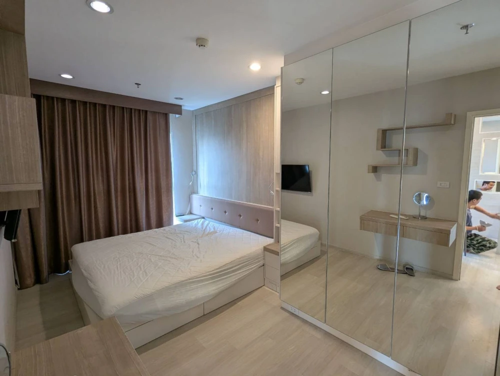 For rent: Aspire Rattanathibet, 10th floor, corner unit, 2 bedrooms with stunning built-in furnishings. Don't miss out!