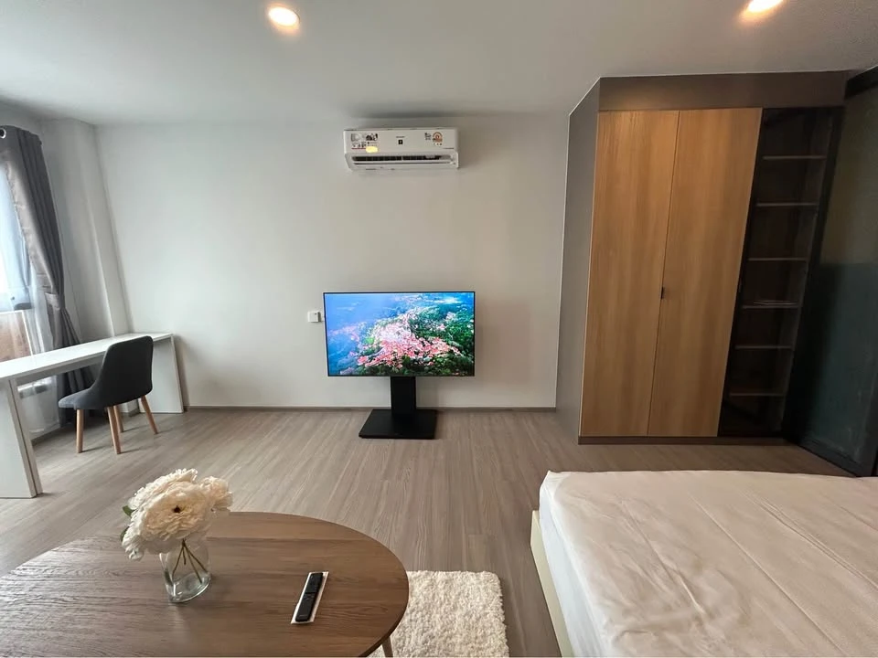For rent: Aspire Sukhumvit - Rama 4, 17th floor, wide city view, no buildings blocking, minimalist luxury style, fully furnished, ready to move in.