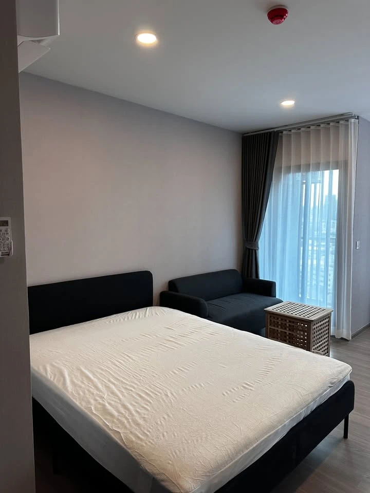 For rent: Aspire Sukhumvit - Rama 4, studio room, high floor, swimming pool and city view, fully furnished, ready to move in.