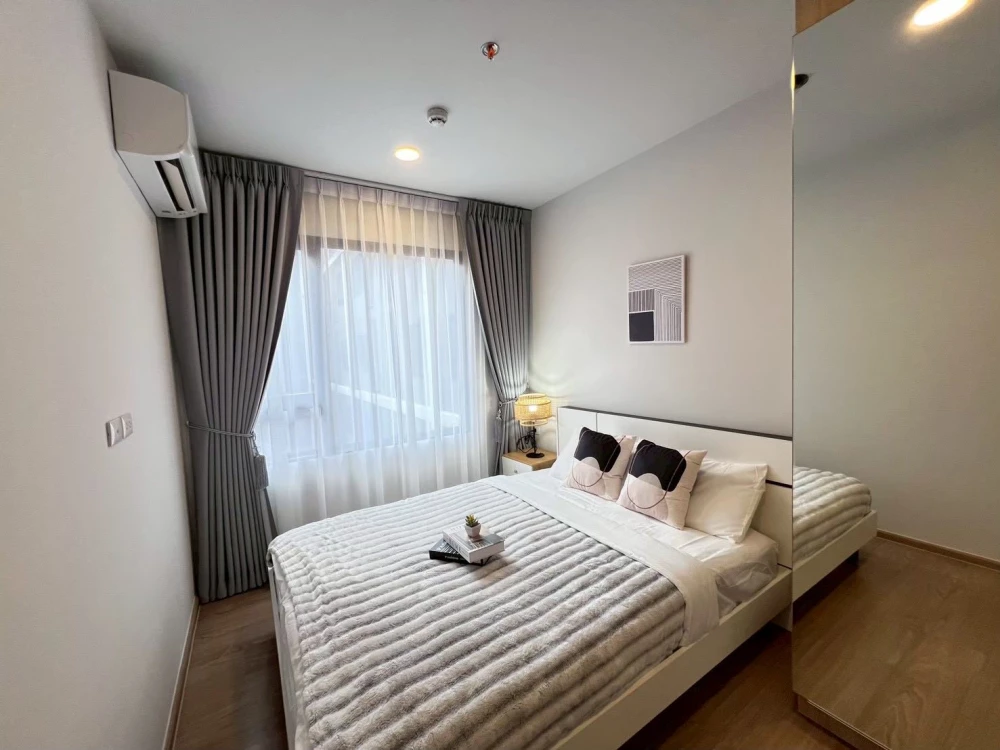 For rent: Chewathai Pinklao project. Nicely decorated room in a comfortable white color scheme. Affordable price. Book now before you miss this opport
