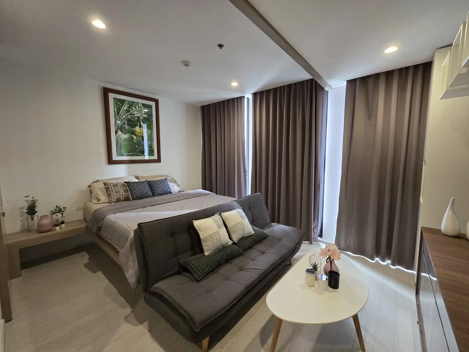 For rent: Noble Ploenchit. Very private. Private elevator to the room. Room size 45 square meters. 17th floor. Has a balcony. Ready to move in.