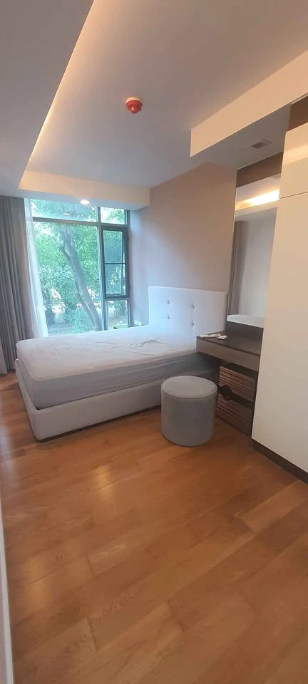 For rent: Focus at Ploenchit, 2nd floor. You can walk into the condo's lobby conveniently. The condo is ready to move in. Just bring your bags and com