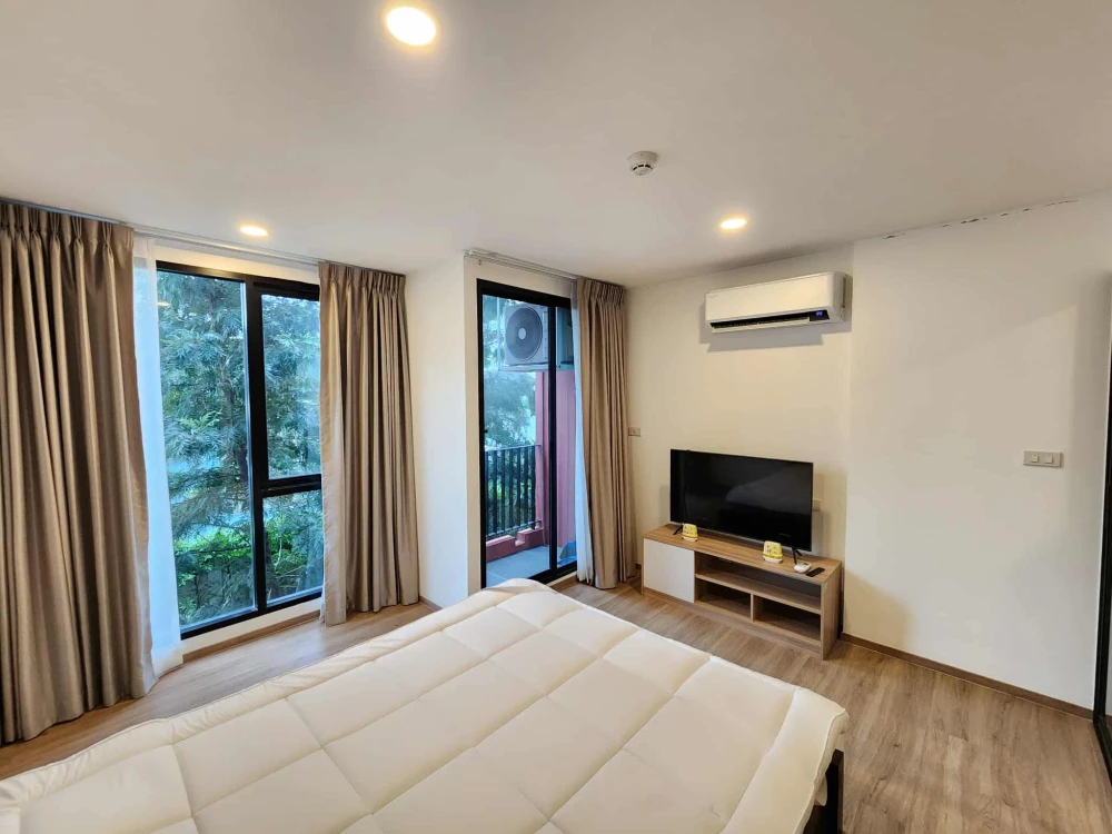 For rent: Cybic Ratchada 32, studio room with 2.80m high ceilings, spacious and comfortable. Fully furnished with all amenities. Don't miss out!