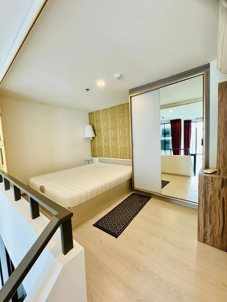 For rent: Knightsbridge Phahonyothin-Interchange. Spacious and comfortable room, not cramped, with pool view. Fully furnished with appliances.