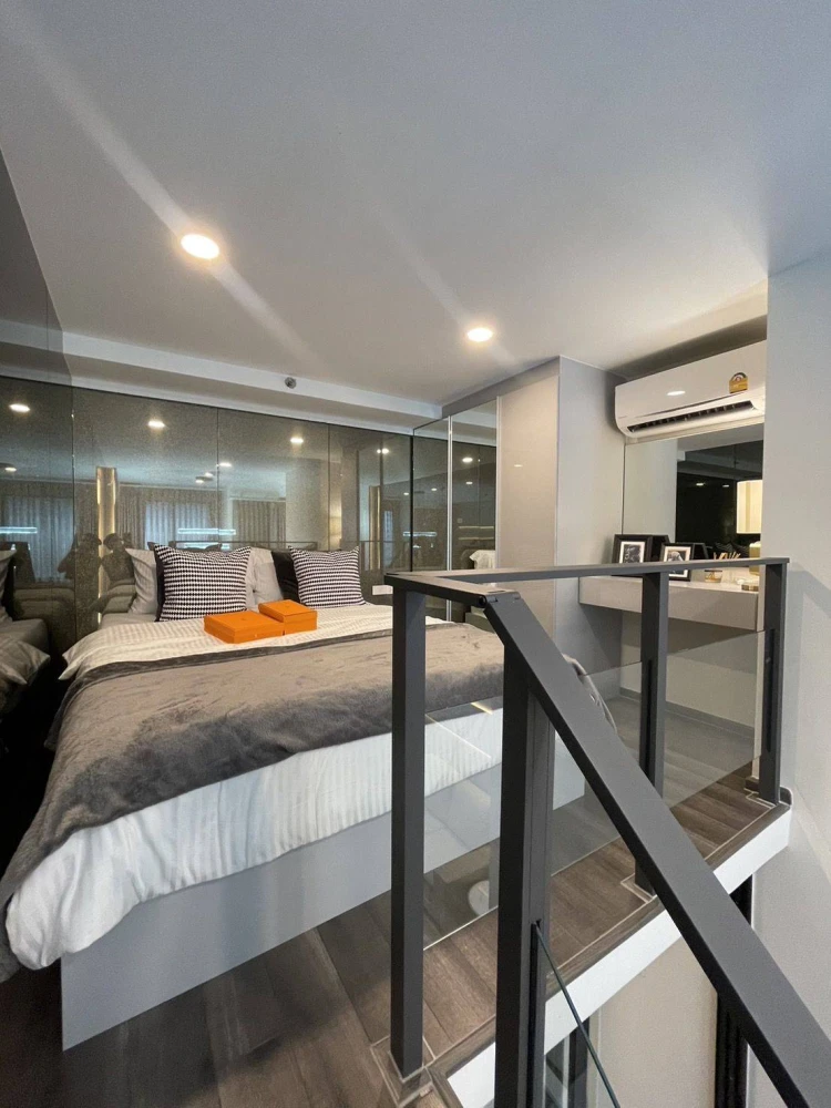 For rent: Knightsbridge Space Rama 9. Beautifully decorated unit with high-quality built-in modern furniture. Fully furnished. Book today! Don't wait!