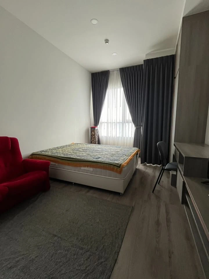 For rent: Knightsbridge Prime Ratchayothin, Studio room, 17th floor, size 23 sq m, fully furnished like staying in a hotel. Book first, get it first.