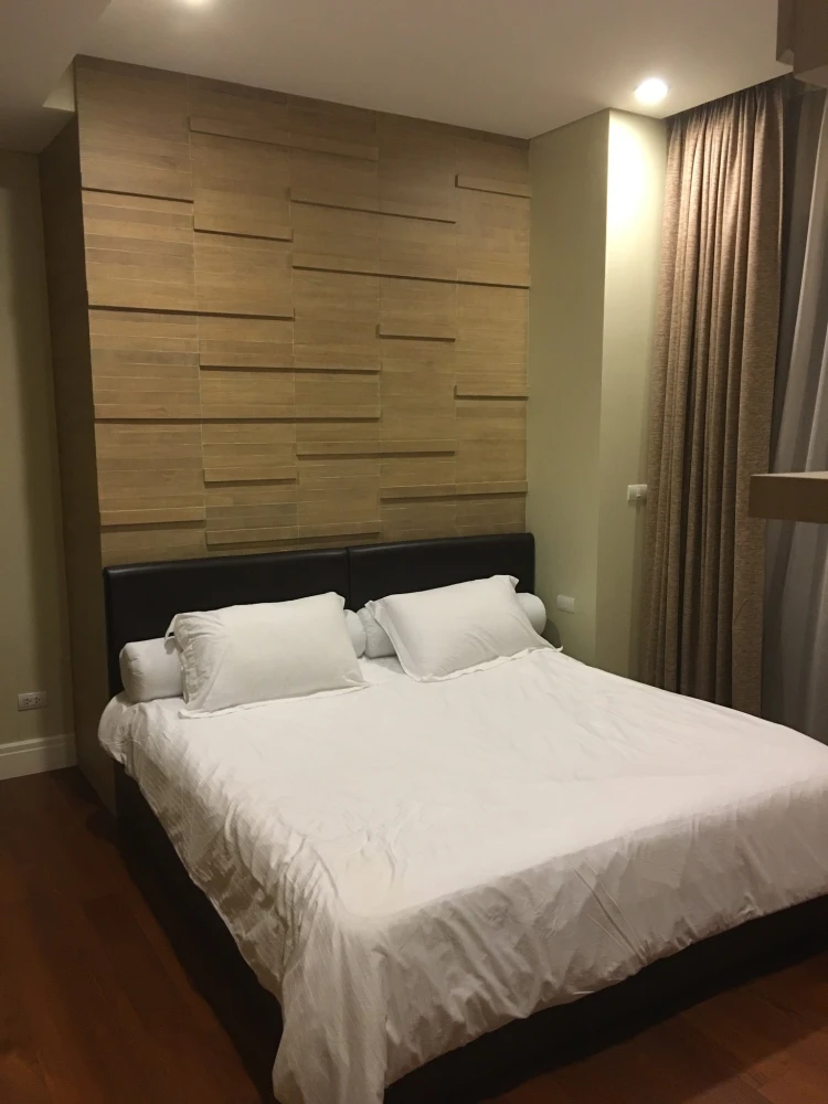 For rent Bright Sukhumvit 24, spacious room, comes with a lot of usable space, come and book, don't miss it.